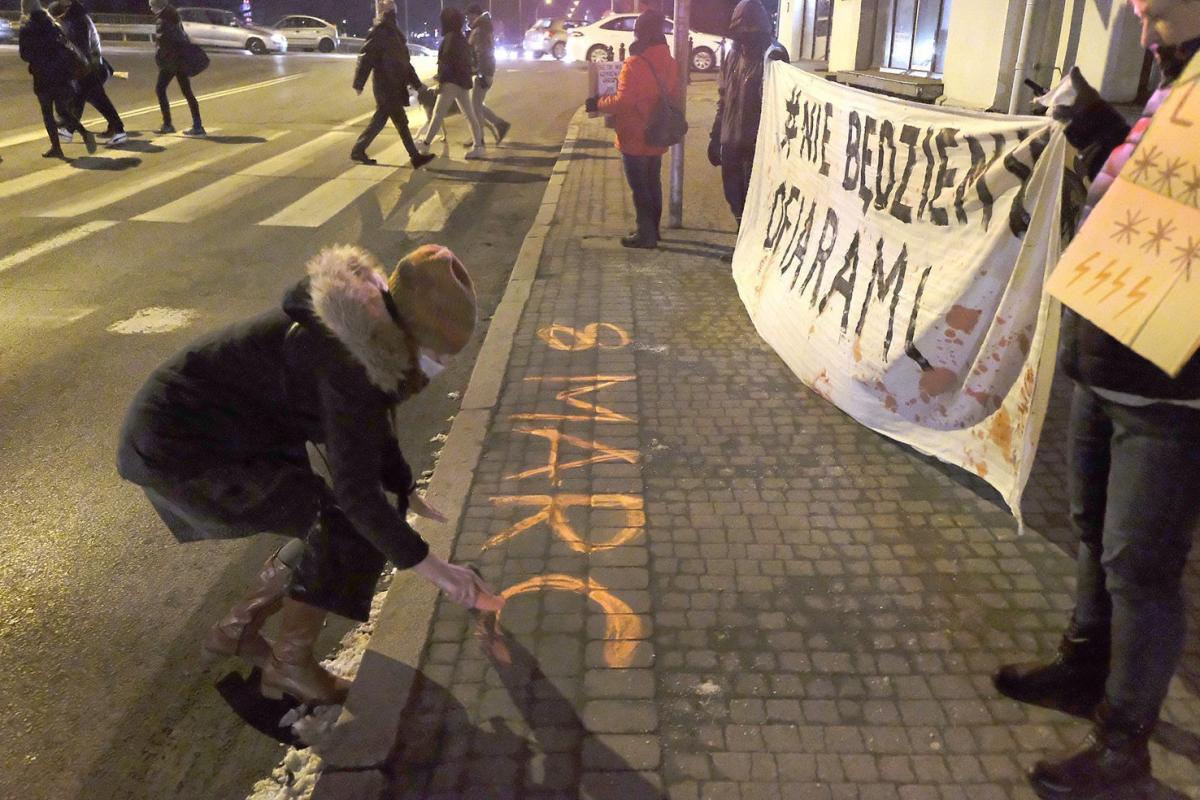 Napis na chodniku przypomina o Święcie Kobiet.<br/>fot.Jacek Szwic