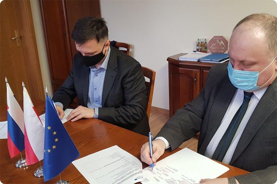 Umowę przesądzającą realizację projektu podpisali burmistrz Leszek Kisiel, skarbnik Dorota Jarosz oraz wiceprezes Stowarzyszenia Euroregion Karpacki Polska Dawid Lasek.<br/>fot.UM Przeworsk