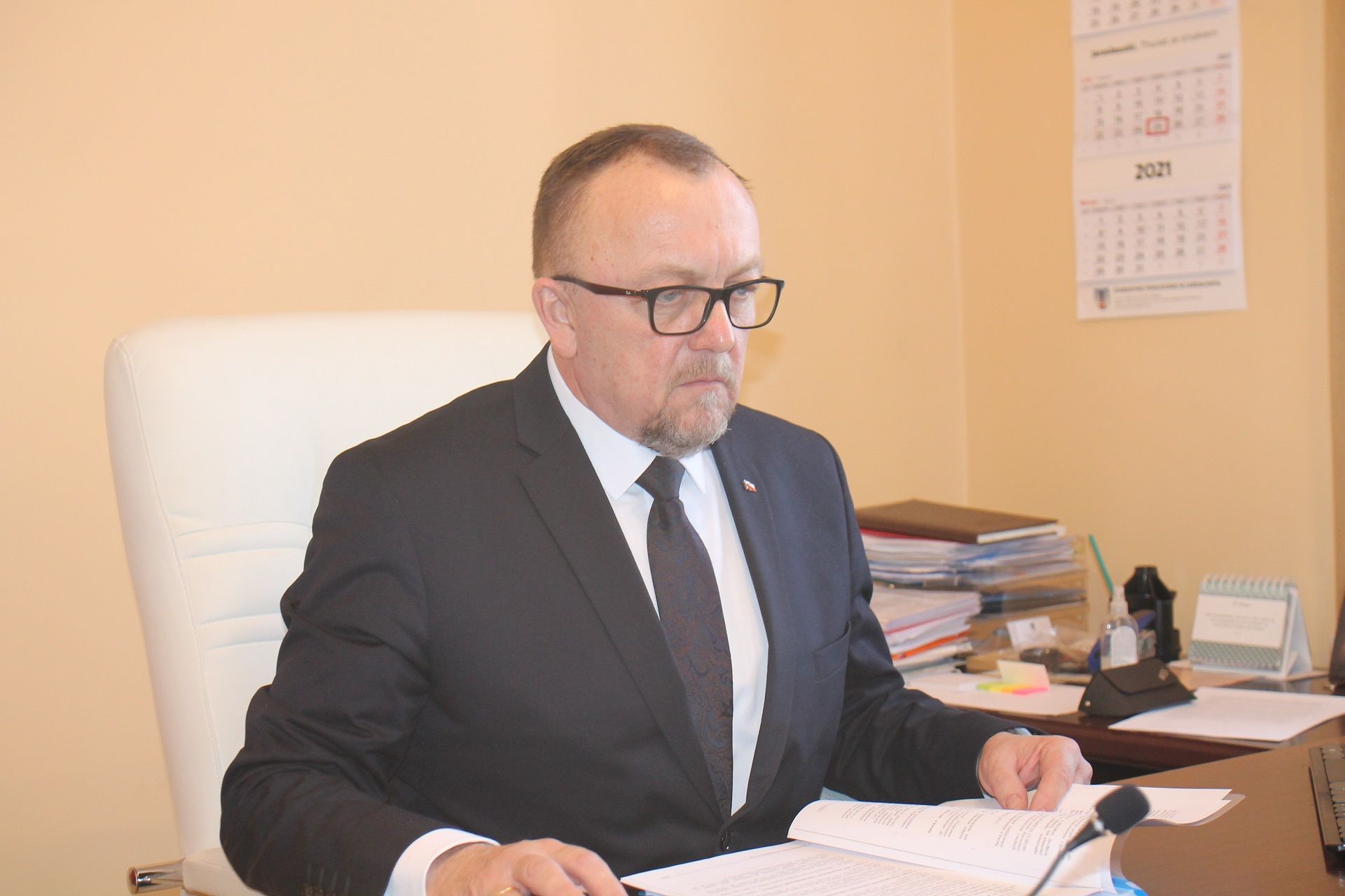 – W którym miejscu jest mowa o dyskryminacji? – o treść jarosławskiej deklaracji LGBT pytał  adwersarzy starosta Stanisław Kłopot. <br/>fot.Starostwo Powiatowe w Jarosławiu
