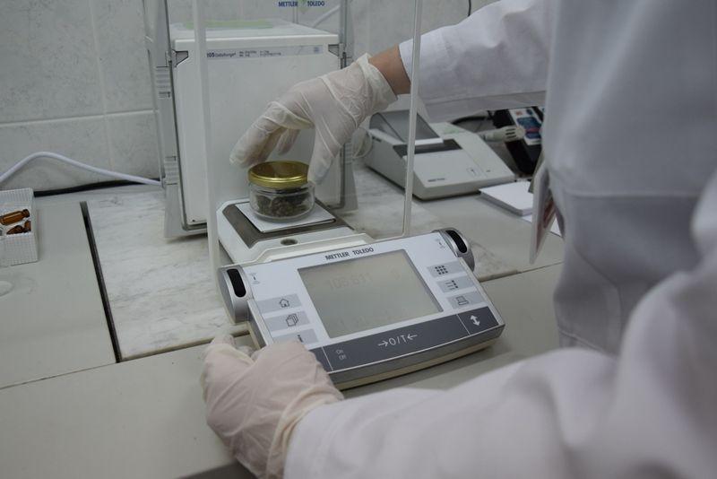 Laboratorium Celno-Skarbowe w Przemyślu przebadało ponad 2 tys. próbek i wykonało ponad 10 tys. analiz, wielokrotnie przyczyniając się do udaremnienia wprowadzenia do obrotu substancji psychoaktywnych i niebezpiecznych. <br/>fot.KAS Rzeszów