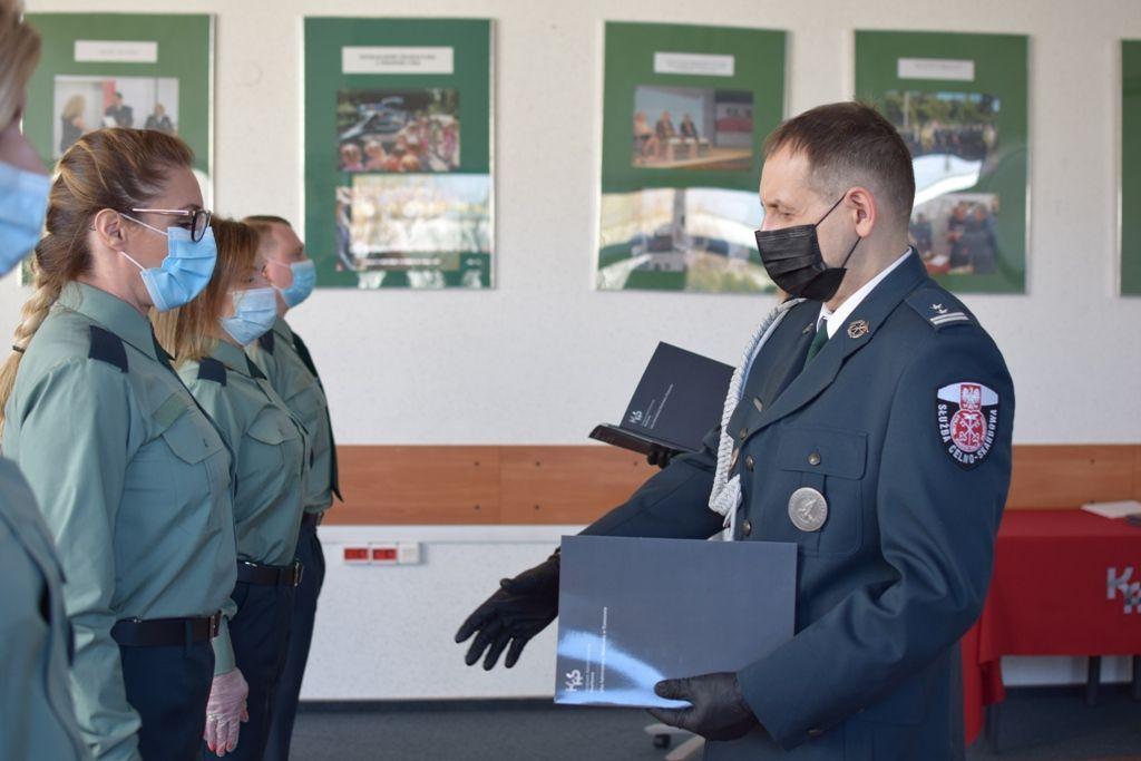 Nowo przyjęci funkcjonariusze otrzymali akty mianowania z rąk dyrektora Izby Administracji Skarbowej w Rzeszowie mł. insp. Grzegorza Skowronka.<br/>fot.KAS Rzeszów