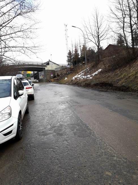 Poza okresem działania stoku przejazd ulicą Ludwika Pasteura nie nastręcza problemów, ale kiedy w sezonie narciarze parkują auta po obu stronach jezdni, do dyspozycji pozostaje jedynie szerokość komunikacyjna dopuszczająca możliwość przejazdu jednego użytkownika drogi. A to niekiedy prowadzi do koni