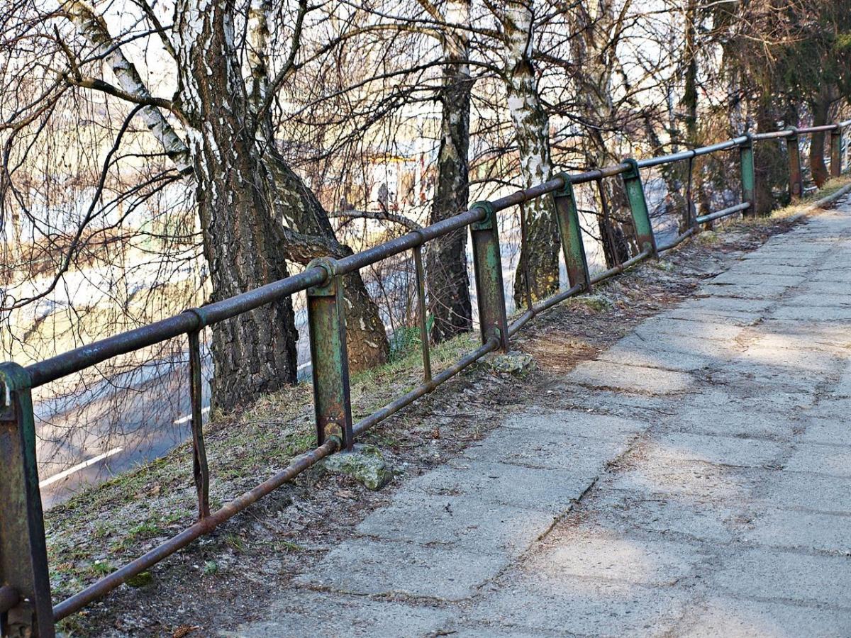 Kilkudziesięciometrowa barierka przy Sienkiewicza oddziela chodnik od stromej skarpy i Wybrzeża Marszałka Piłsudskiego.<br/>fot.Mariusz Godos