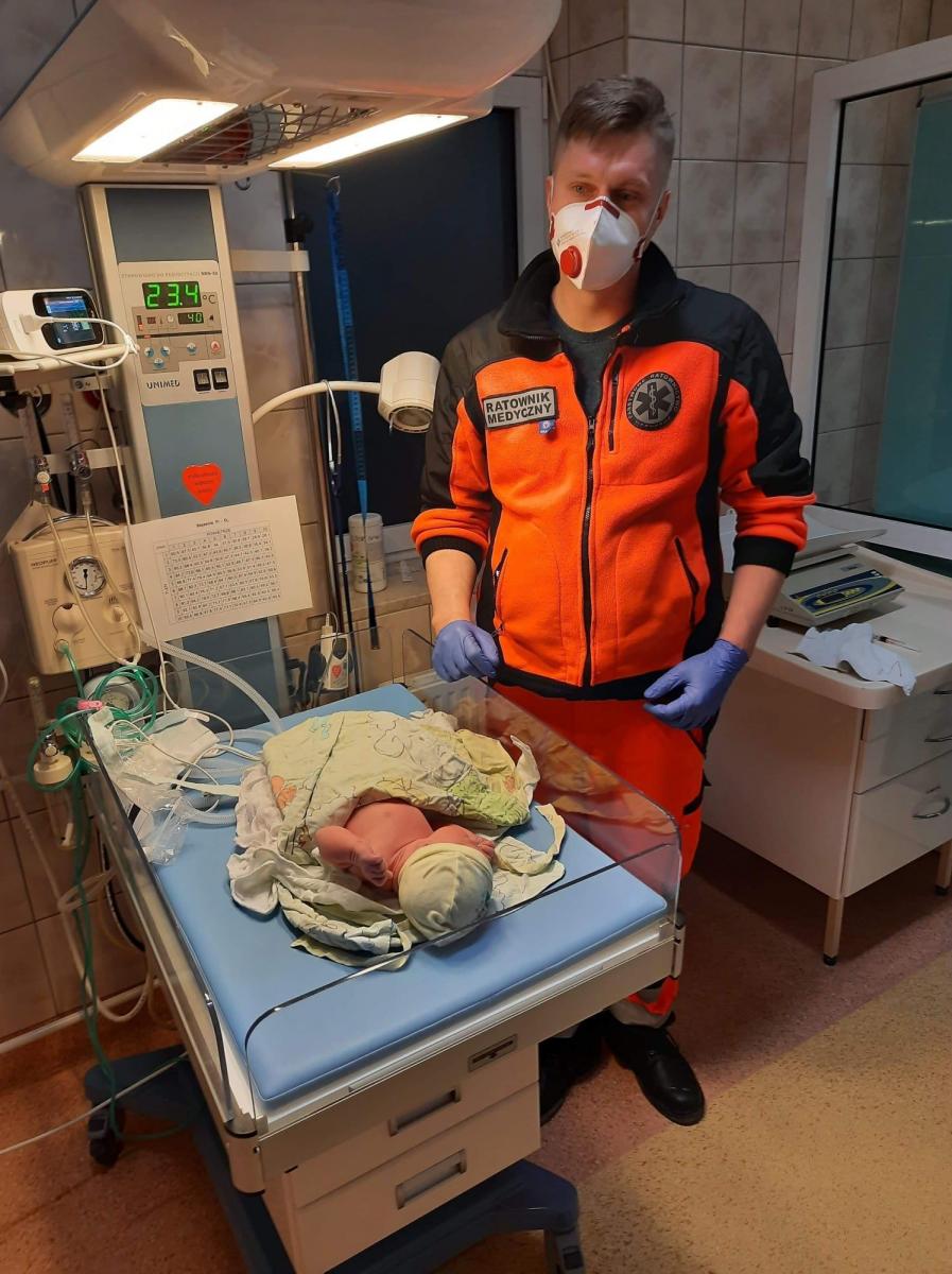 Dzięki sprawnej i fachowej pomocy załogi Zespołu Ratownictwa Medycznego R 0503 Lubaczów na świat przyszła mała królewna  - jak ją nazwali ratownicy.<br/>fot.WSPR Przemyśl