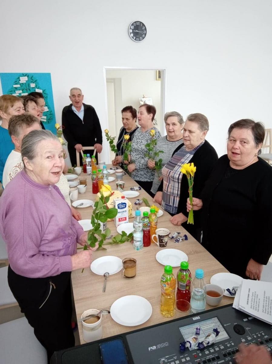 Pamiątkowe zdjęcie z Dnia Kobiet w Klubie Seniora w Jagielle.<br/>fot.GOPS Tryńcza/Facebook