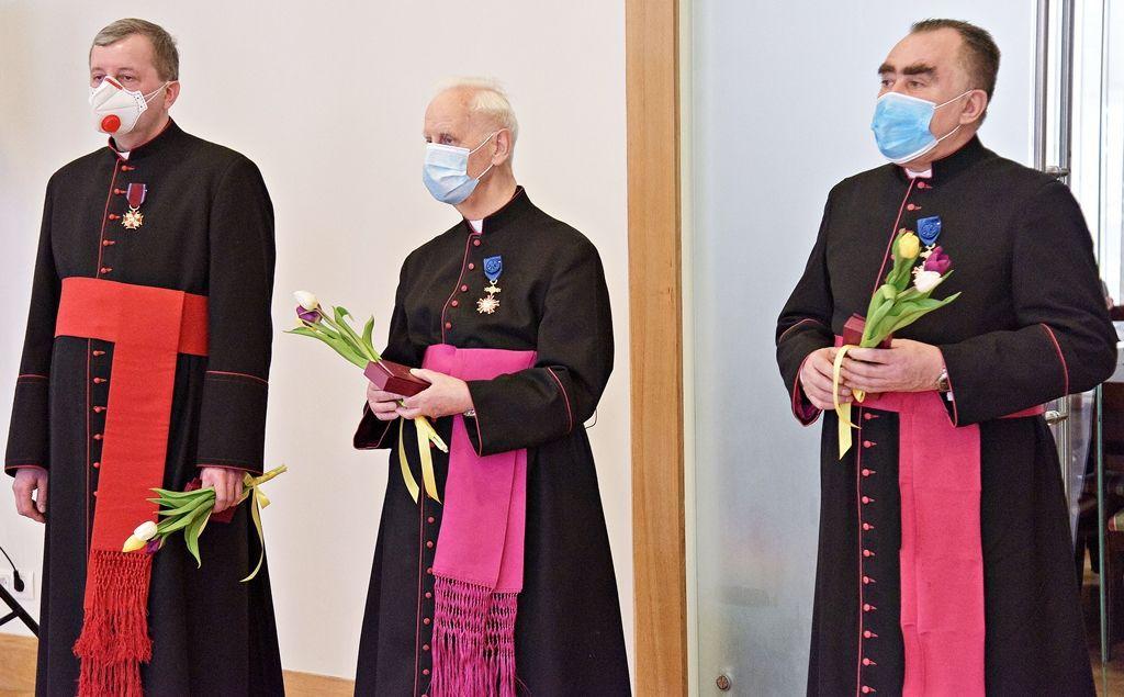 Urodzony w Lubaczowie, 54-letni ksiądz kanonik Marek Niedźwiecki (z lewej) został odznaczony Złotym Krzyżem Zasługi.<br/>fot.Konsulat Generalny RP we Lwowie