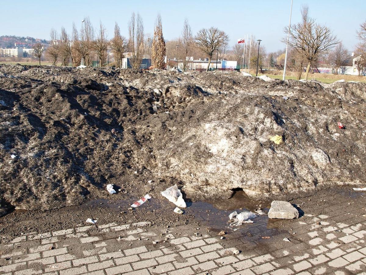 Na parking dolnej stacji wyciągu narciarskiego wywieziono tony śniegu. Dopiero kiedy w całości stopnieje, okaże się, czy była to dobra decyzja.<br/>fot.Mariusz Godos