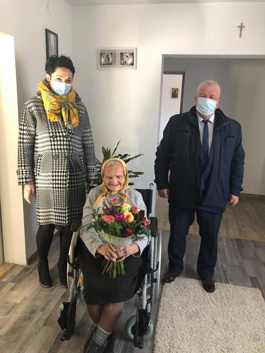 W wyjątkowym dniu, jakim jest Dzień Kobiet, złożono pani Marii życzenia,  obdarowując ją bukietem kwiatów i upominkiem. <br/>fot.GOPS Tryńcza