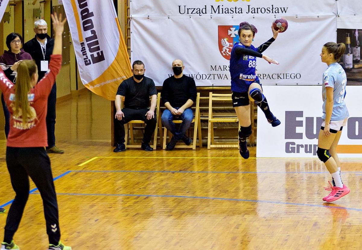 Olesia Parandij (w efektownej akcji) rozegrała swój najlepszy mecz w czarno-niebieskich barwach.<br/>fot.PGNiG Superliga Piłki Ręcznej Kobiet
