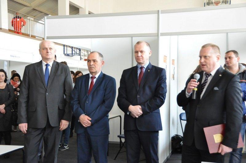 Jan Wygnaniec (z mikrofonem) podczas otwarcia VI Jarosławskich Targów Pracy.<br/>fot.archiwum UM Jarosław
