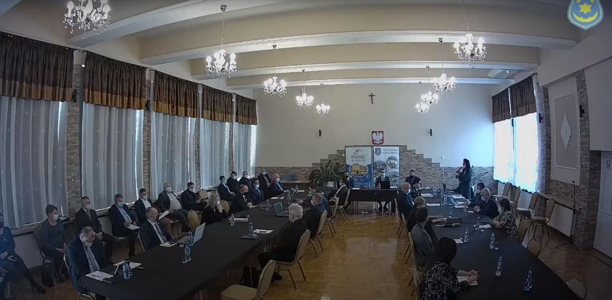 Sekretarz T. Argasińska przekonywała, że kształt herbu to kwestia historyczna – nie zależy od gustów i sugestii urzędników czy mieszkańców. <br/>fot.UMiG Kańczuga