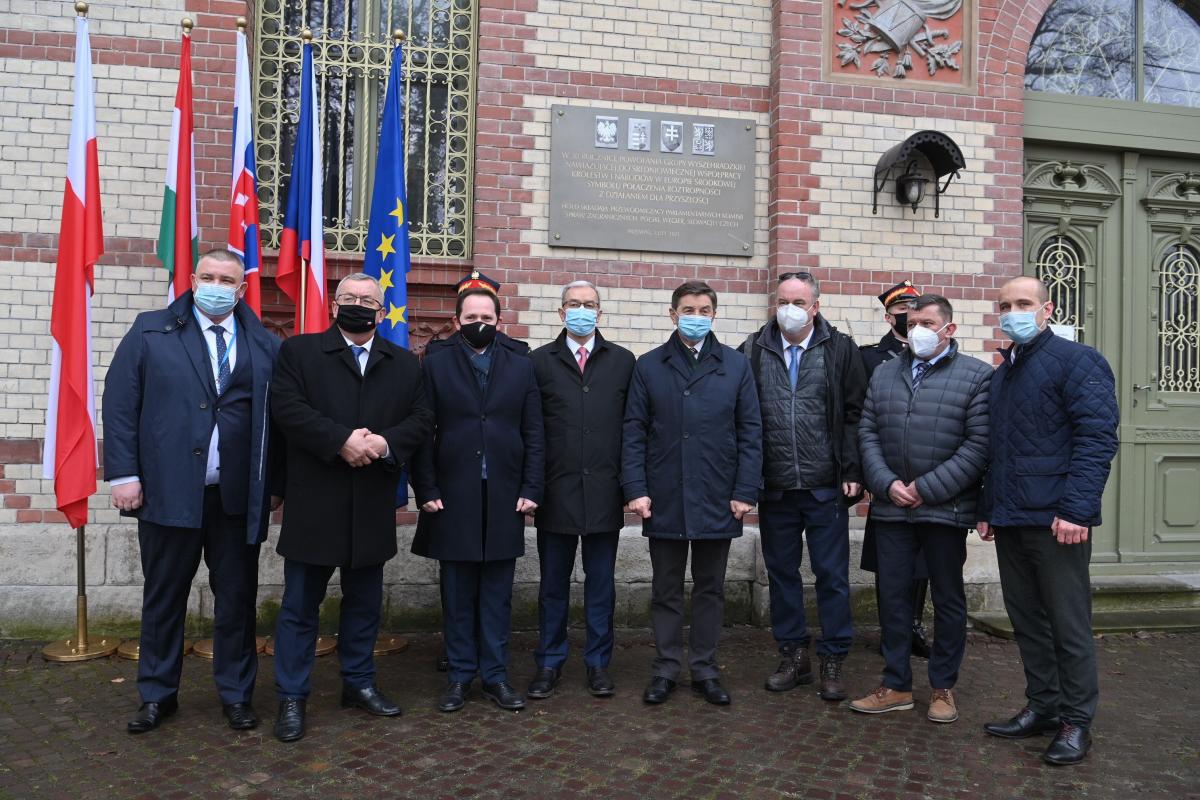 Na przemyskim Rynku, na placu Dominikańskim, tuż obok pomnika węgierskiego huzara, przewodniczący komisji spraw zagranicznych z Czech, Polski, Słowacji i Węgier odsłonili tablicę okolicznościową z okazji 30-lecia Grupy Wyszehradzkiej.<br/>fot.Łukasz Błasikiewicz/Kancelaria Sejmu RP