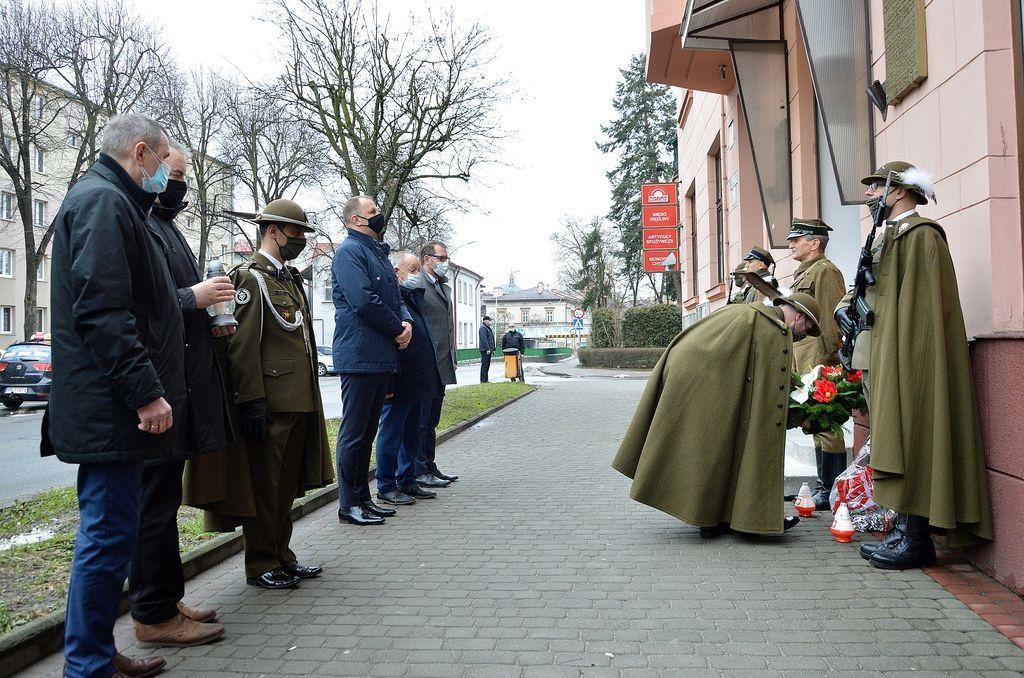 Jedną delegację, oddającą hołd żołnierzom wyklętym, tworzyli m.in. prezydent miasta Wojciech Bakun, starosta przemyski Jan Pączek oraz dowódca 1 Batalionu Czołgów w Żurawicy ppłk Rafał Kluz.<br/>fot.UM Przemyśl  