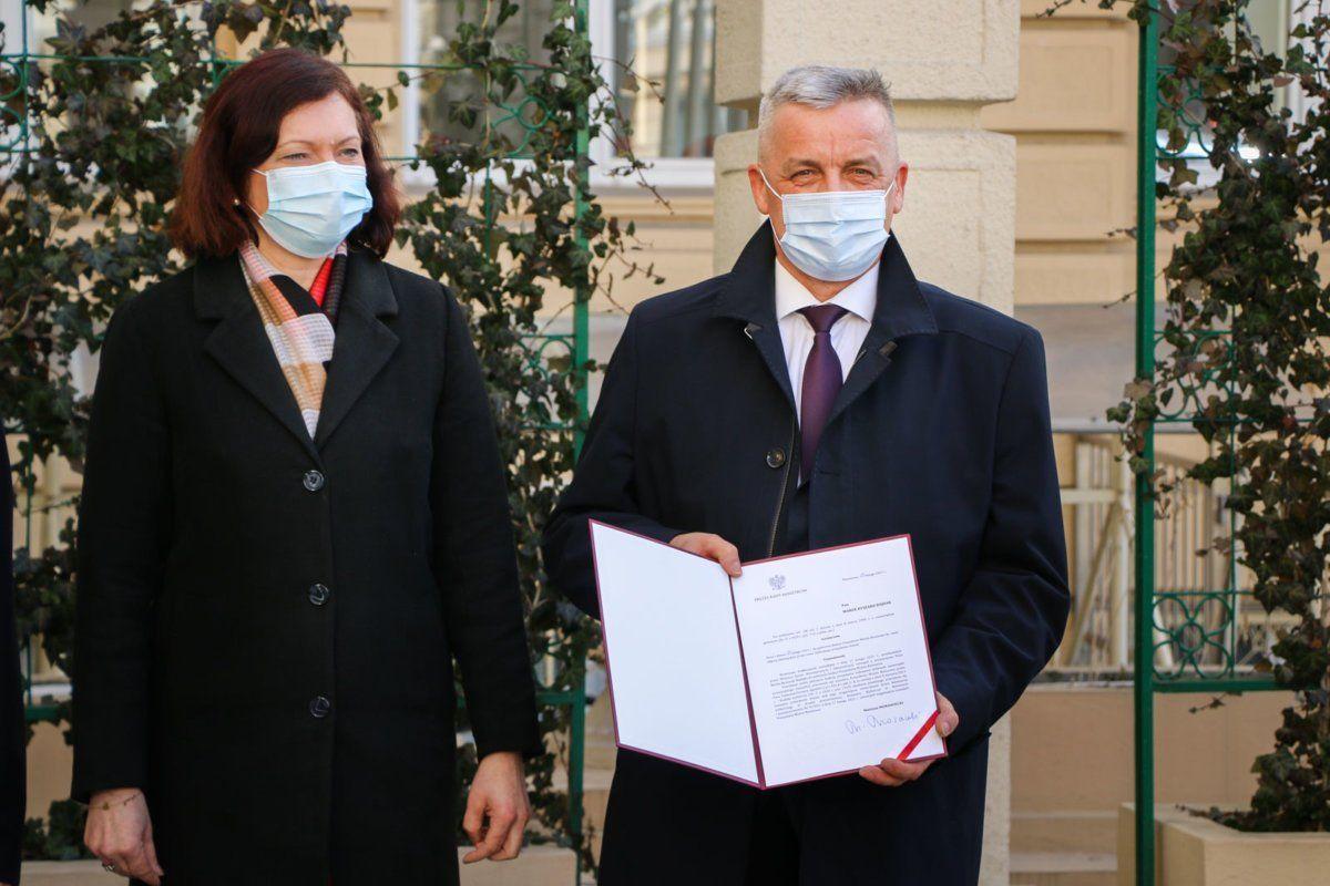Były naczelnik Wydziału Geodezji i Gospodarki Nieruchomościami UM Jarosław i były dyrektor Wydziału Nieruchomości w Podkarpackim Urzędzie Wojewódzkim w Rzeszowie, pochodzący z Jarosławia Marek Bajdak został pełniącym obowiązki prezydenta Rzeszowa. Obok wojewoda podkarpacki Ewa Leniart.<br/>fot.PUW R