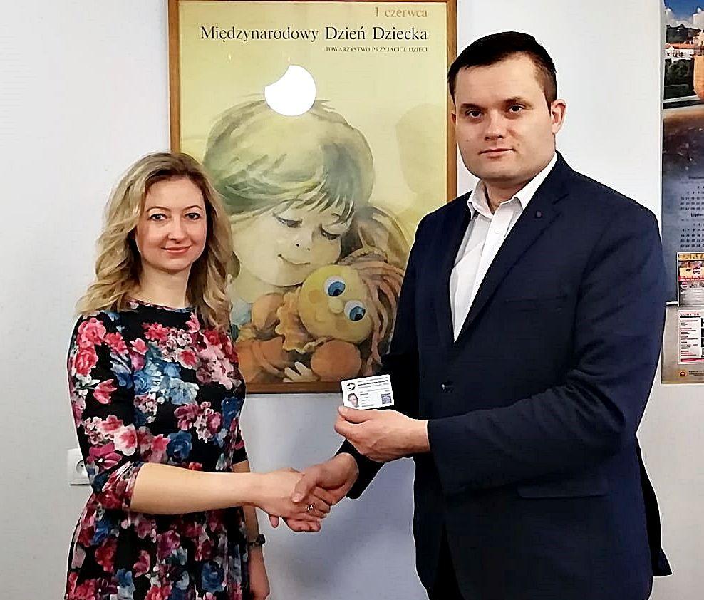 Nominację Wiktorii Chabko wręczył wiceprezes Zarządu Głównego TPD w Warszawie, były szef przemyskiego oddziału okręgowego Grzegorz Piestrak.<br/>fot.TPD Przemyśl