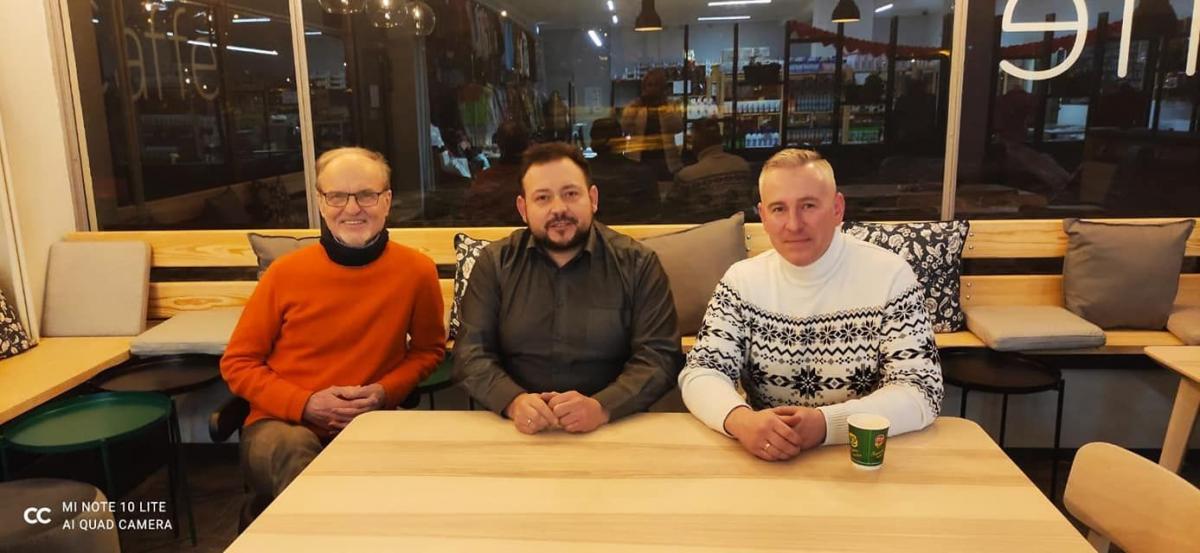 Radny Bartłomiej Barczak (RC; z prawej) spotkał się w katowickim „Spichlerzu” z prezesem fundacji „Wolne Miejsce” Mikołajem Rykowskim (z lewej), prowadzącym sklep.<br/>fot.ze zbiorów własnych