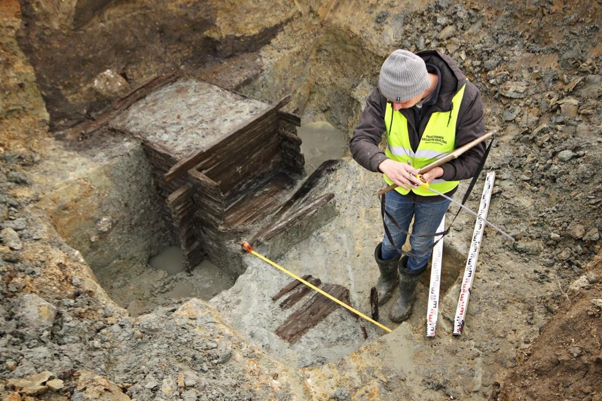 Prace archeologiczne nadzoruje Mirosław Mazurek z Pracowni Archeologicznej w Rzeszowie. – Do odkrycia studni doszło podczas prac pod przygotowanie parkingu. Odhumusowaliśmy teren, pojawiło się kilka elementów z czasów wczesnośredniowiecznej osady, ale najważniejszym odkryciem była studnia, której wi