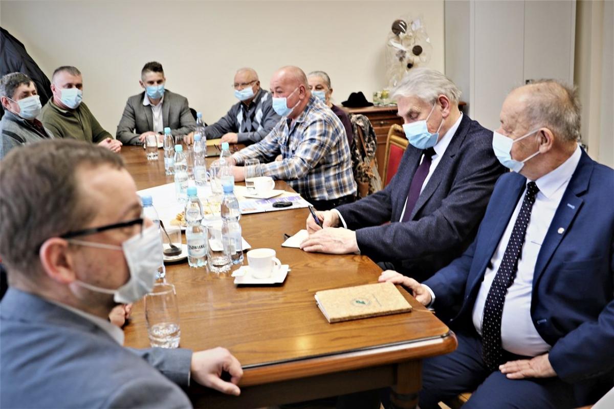 W Birczy władze powiatu reprezentowali starosta Jan Pączek oraz przewodniczący Rady Powiatu Przemyskiego Wojciech Bobowski, gminę zaś wójt Grzegorz Gągola oraz przewodniczący Rady Gminy Bircza Kazimierz Cap.<br/>fot.Starostwo Powiatowe w Przemyślu