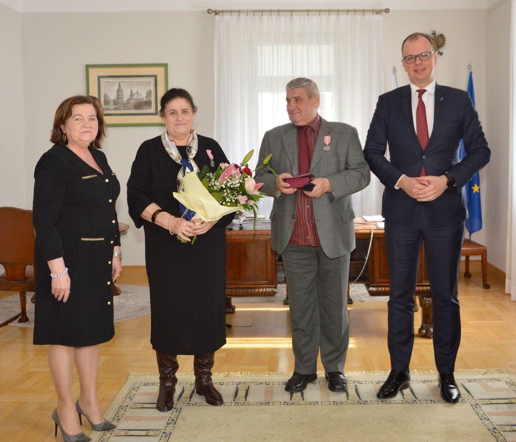 Szacowni jubilaci w towarzystwie prezydenta miasta W. Bakuna (z prawej) i kierownik Urzędu Stanu Cywilnego w Przemyślu Urszuli Golec.<br/>fot.UM Przemyśl  