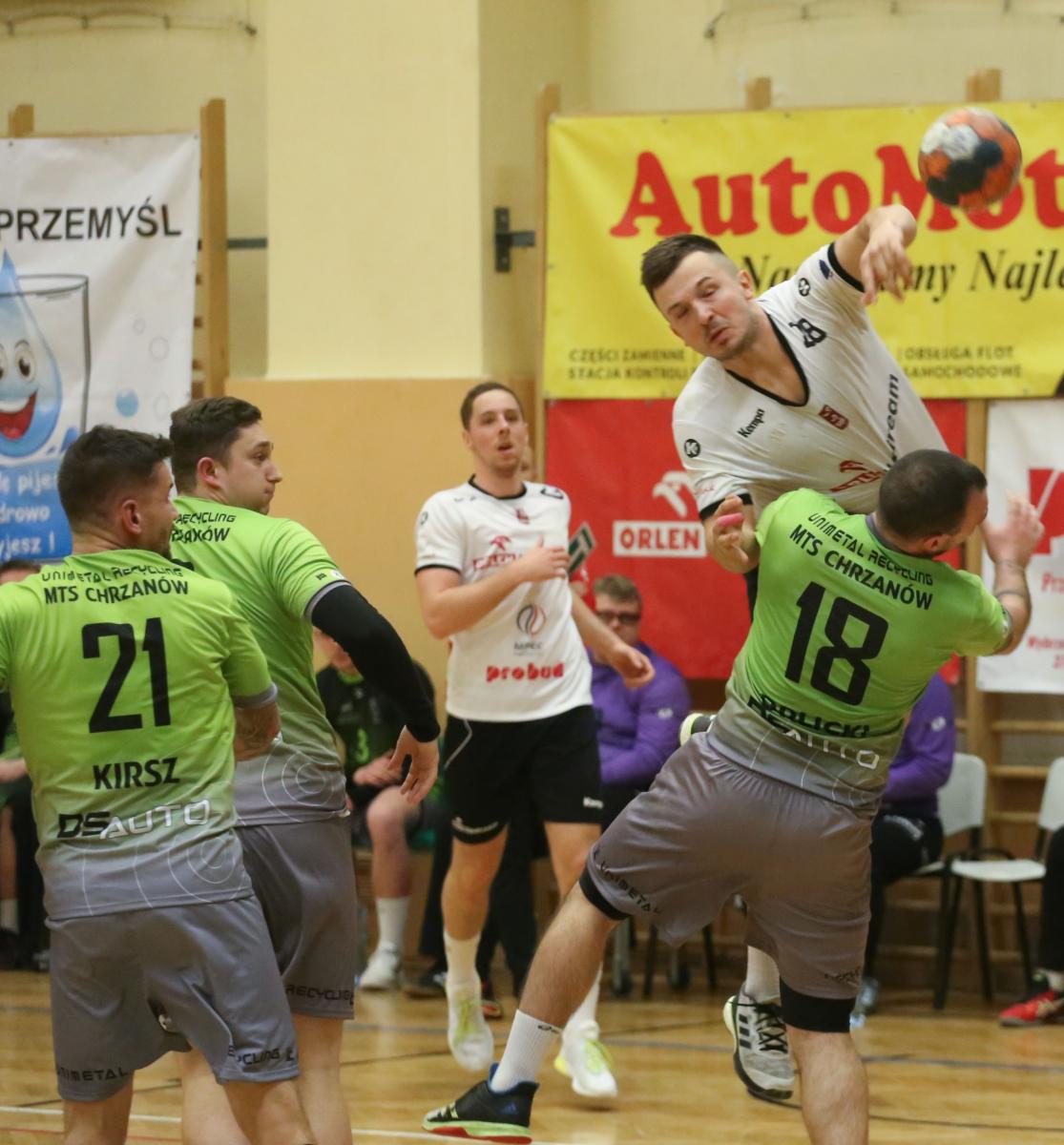 Mateusz Kroczek (biała koszulka, w wyskoku) w meczu z MTS Chrzanów 5-krotnie pokonał bramkarza rywali.<br/>fot.Kamil Krukiewicz