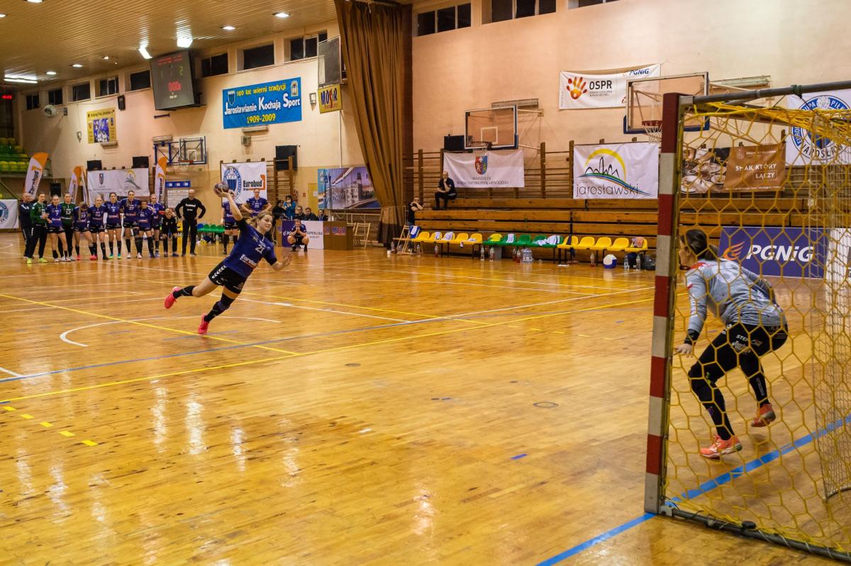 Valentina Nestsiaruk, obok Zuzanny Mikosz, wykorzystała swoją szansę w serii rzutów karnych.<br/>fot.PGNiG Superliga Piłki Ręcznej Kobiet