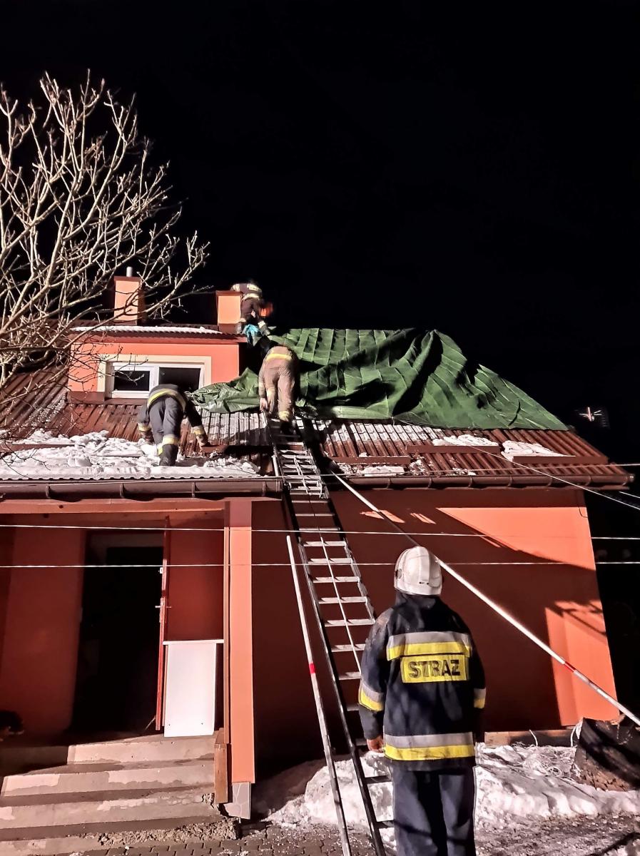 Paliła się kuchnia na poddaszu domu jednorodzinnego oraz drewniana konstrukcja dachu. Ze względu na brak dostępu, musiała zostać ściągnięta część poszycia dachowego. W akcji gaśniczej brały udział dwie jednostki Ochotniczej Straży Pożarnej w Krasiczynie oraz dwa zastępy strażaków z Komendy Miejskiej
