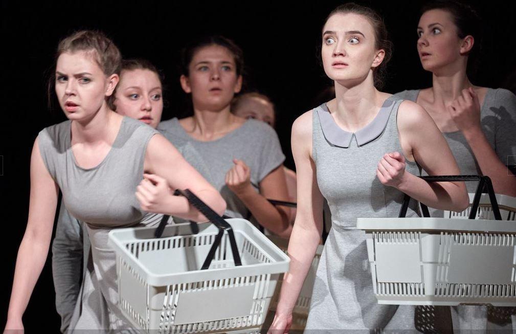 Ubiegłoroczny występ aktorów Teatru „W Międzyczasie”. Za przedstawienie „Kartki z przeszłości” w reżyserii Pauliny Wysockiej-Fularz grupa otrzymała Brązowy Róg Myśliwski Króla Jana wraz z nagrodą pieniężną. <br/>fot.CK w Przemyślu
