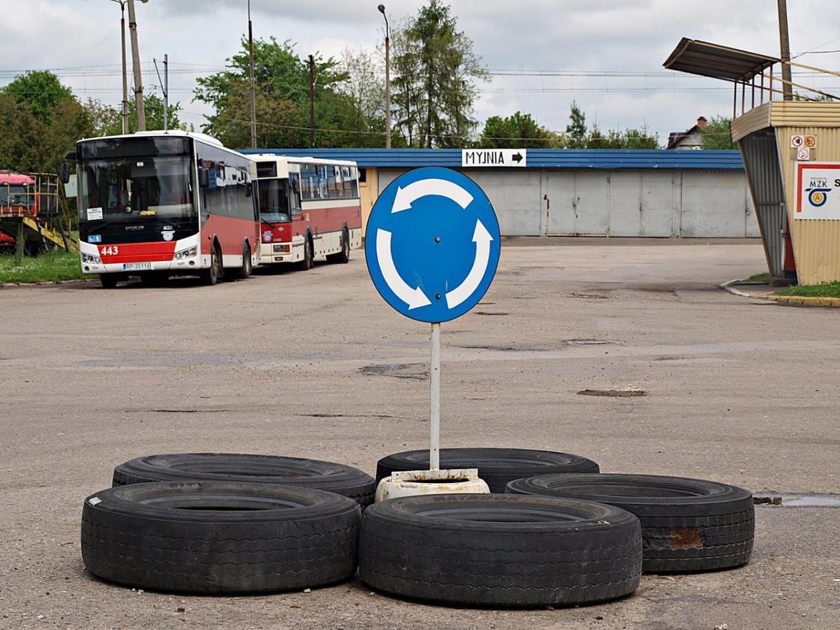 Parking dla samochodów przewożących m.in. materiały niebezpieczne musi pozostać na terenie MZK sp. z o.o. Choć jest deklaracja, że może zostać ulokowany gdzieś indziej, miasto nie jest w stanie wskazać tego „gdzieś indziej”.<br/>fot.Mariusz Godos