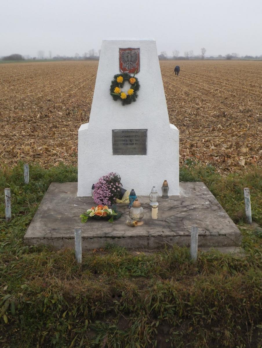 Niewielki pomnik znajduje się tuż przy drodze prowadzącej z Leszna do Nakła. Dokładnie na granicy Nakła. Upamiętnia wydarzenia z 3 czerwca 1945 r.<br/>fot.ze zbiorów własnych