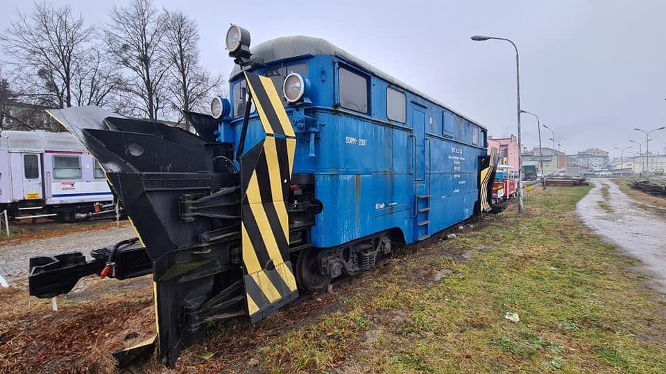 Kolejowy pług odśnieżny SDPM-2097 przez wiele miesięcy stał na bocznicy toru nr 33, przy dawnej rampie PKP przy ul. Mickiewicza w Przemyślu. Kilka dni temu trafił do Podkarpackiego Stowarzyszenia Sympatyków Kolei w Rzeszowie.<br/>fot.ze zbiorów własnych