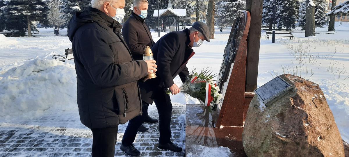Pod pomnikami upamiętniającymi ofiary wywózek delegacja mieszkańców złożyła kwiaty oraz zapaliła znicze. <br/>fot.M. Piotrowski