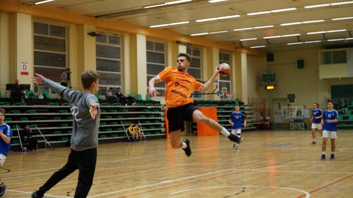 Kevin Starzecki (z piłką) kilka dni temu został królem strzelców turnieju 1/16 MPJ w hali POSiR, w Zawierciu był bohaterem ostatnich kilku minut meczu.<br/>fot.Krzysztof Błażkowski