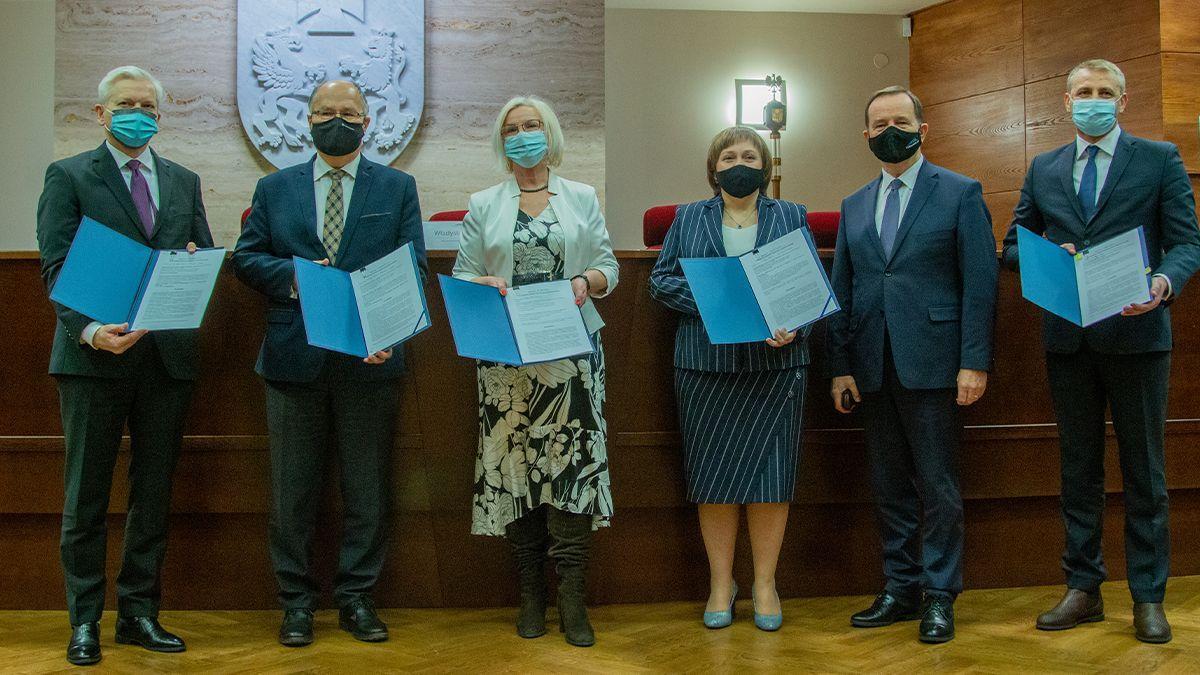 W obecności marszałka województwa Władysława Ortyla, umowy parafowali: rektor uczelni prof. dr hab. Sylwester Czopek oraz dyrektorzy Klinicznych Szpitali Wojewódzkich nr 1 i nr 2 w Rzeszowie, Wojewódzkiego Szpitala im. św. Ojca Pio w Przemyślu oraz Wojewódzkiej Stacji Pogotowia Ratunkowego w Rzeszow