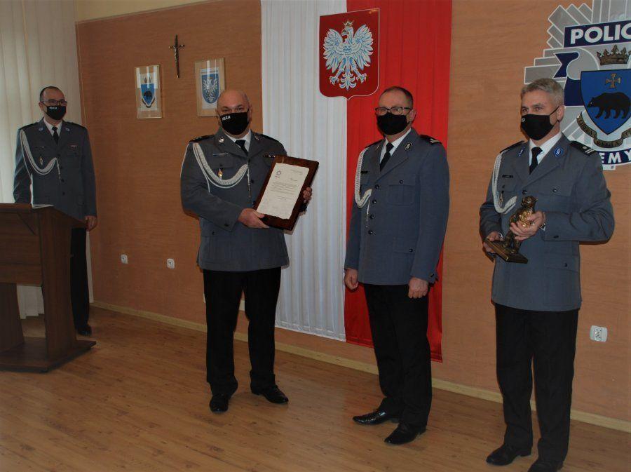 Podinspektor Piotr Mazur przeszedł na emeryturę (drugi z prawej). Pełniącym obowiązki komendanta został komisarz Janusz Kiszka (drugi z lewej). Funkcję I zastępcy szefa objął dotychczasowy zastępca podinspektor Rafał Dryś (pierwszy z prawej).<br/>fot.KMP Przemyśl
