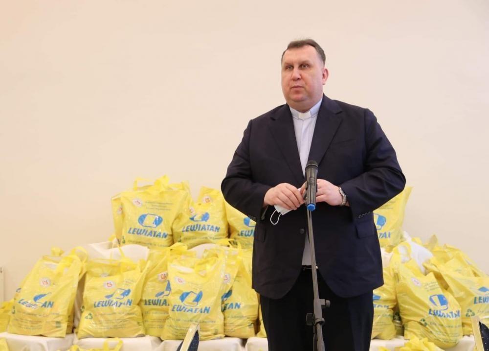 Paczki żywnościowe przekazał dyrektor Caritas Archidiecezji Przemyskiej ks. Artur Janiec.<br/>fot.UG Tryńcza