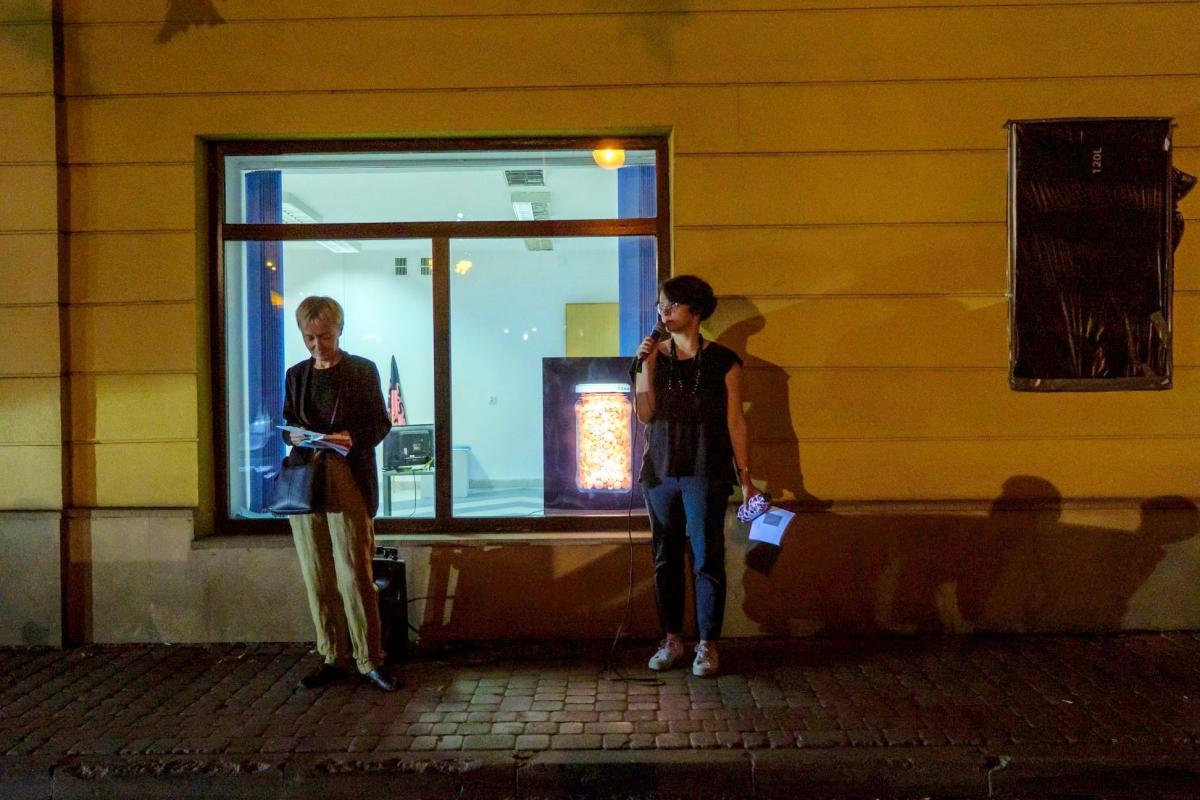 Jadwiga Sawicka i Lila Kalinowska: – W projekcie „Centrum Światów jest tutaj”, a tym samym w treści tablicy, odwołujemy się do historycznej wielokulturowości miasta z uwzględnieniem wkładu wszystkich narodowości. Chciałyśmy upomnieć się o uznanie kulturotwórczej roli kobiet związanych z Przemyślem. / Aleksandra Nowotyńska 