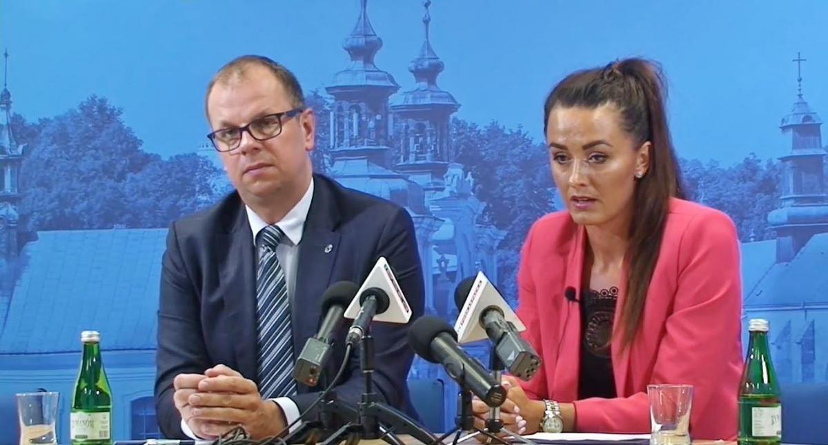 – Sytuacja była opanowana do późnych godzin nocnych, dopóki sypki śnieg nie zaczął zamieniać się w grudę lodu. Wówczas powstały komplikacje związane z bezpieczeństwem pracowników pracujących przy usuwaniu śniegu z dachu lodowiska – opisuje sytuację Greta Ostrowska, szefowa przemyskiego POSiR.<br/>fo