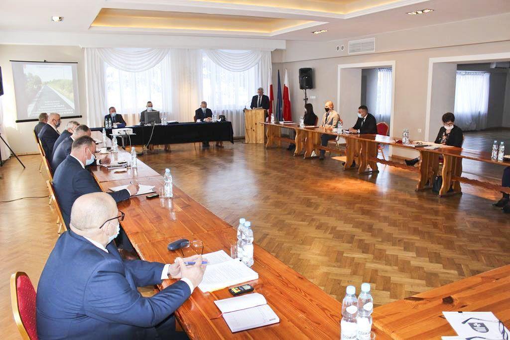 Rada gminy budżet przyjęła przygniatającą większością głosów – radnych nie przestraszyły ani deficyt, ani obiekcje jednej z radnych<br/>fot.UMiG Pruchnik