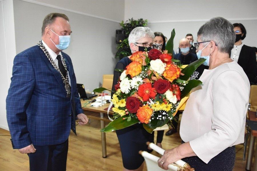 W uroczystości nadania Honorowego Obywatelstwa wzięła udział żona śp. dha M. Ceglaka wraz z najbliższą rodziną, która odebrała nieczęste wyróżnienie z rąk przewodniczącej rady miejskiej Danuty Król i gospodarza miasta i gminy Sieniawa Adama Wosia. <br/>fot.UMiG Sieniawa