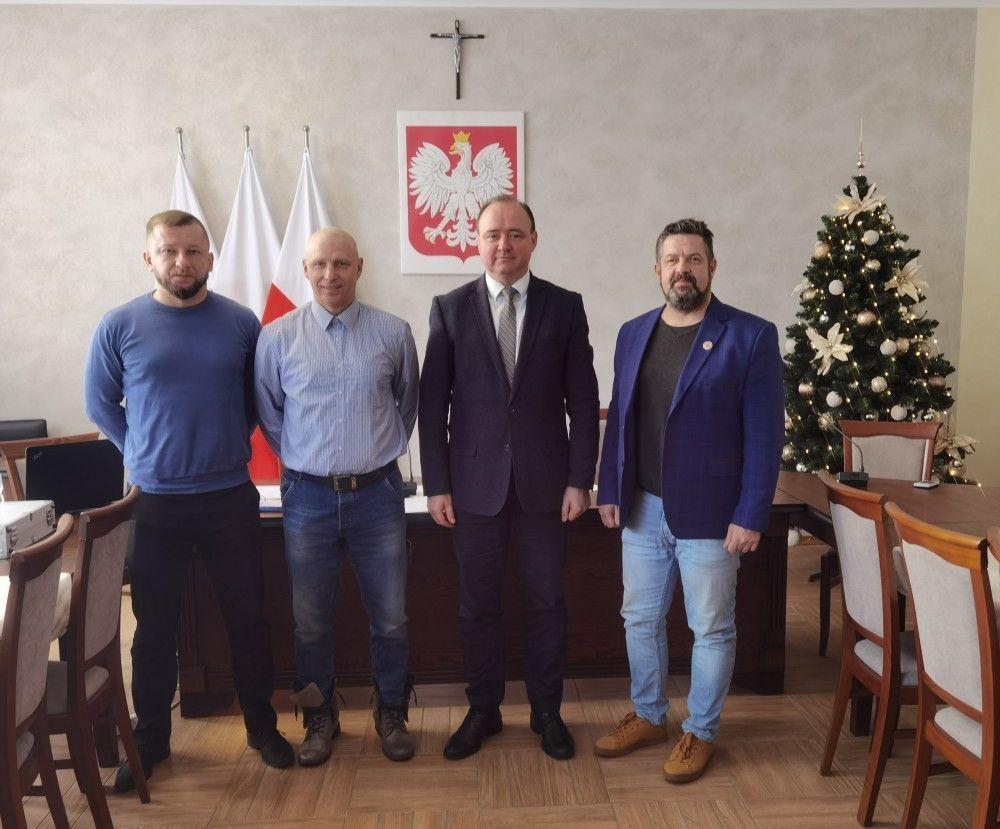 Efektem licznych spotkań oraz ustaleń władz gminy Orły z partnerami projektu – przedstawicielami „Polonii Przemyśl” – będzie powstanie na terenie gminy Szkoły Mistrzostwa Sportowego oraz Gminnego Centrum Sportu.<br/>fot.UG Orły