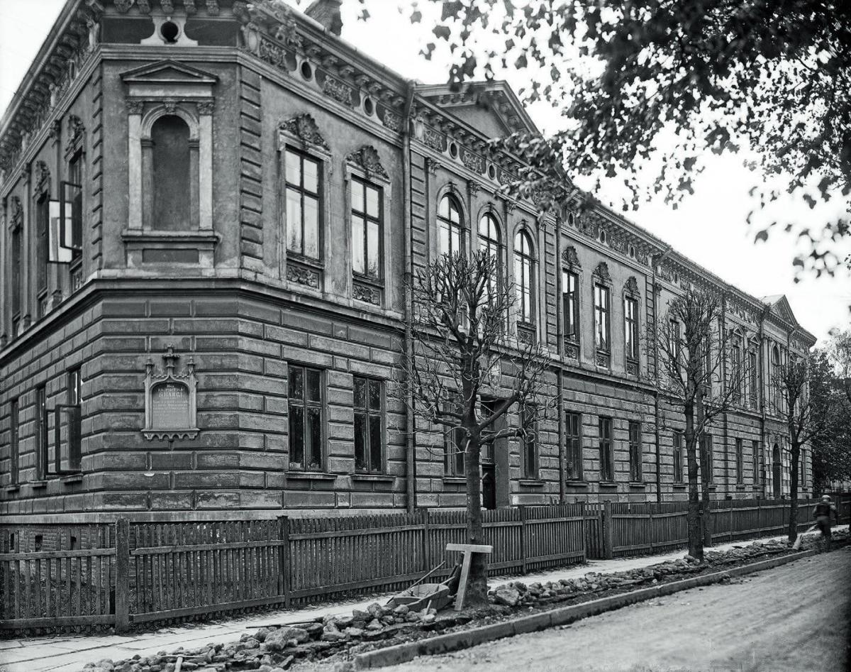 Budynek, na którym przez wielu laty widniała tablica poświęcona ks. Piotrowi Skardze. Znikła, ale jest szansa na jej rekonstrukcję.<br/>fot.z archiwum Jerzego Stanisławka