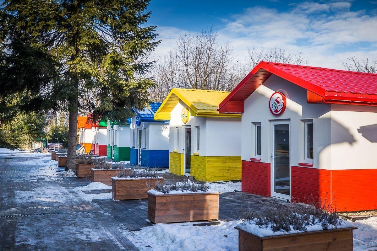 W sześciu kolorowych domkach tuż obok lecznicy „Ada” przy ul. Zamoyskiego w Przemyślu mieszkają już psy. Po trzy, cztery w jednym. Siódmy domek to Psie SPA.<br/>fot.www.facebook.com/ośrodek rehabilitacji zwierząt chronionych
