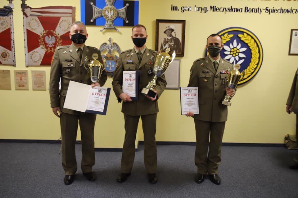 Gratulacje, dyplomy i puchary z rąk dowódcy 21 BSP gen. bryg. Dariusza Lewandowskiego odebrali ppłk Marcin Zalewski (z lewej) oraz ppłk Rafał Kluz (z prawej).<br/>fot.ze zbiorów własnych