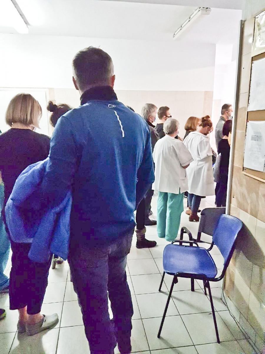 26 stycznia br. w punkcie szczepień szpitala wojewódzkiego w Przemyślu odbywała się kolejna tura szczepień pracowników ochrony zdrowia. 

<br/>fot.Nadesłane do redakcji 