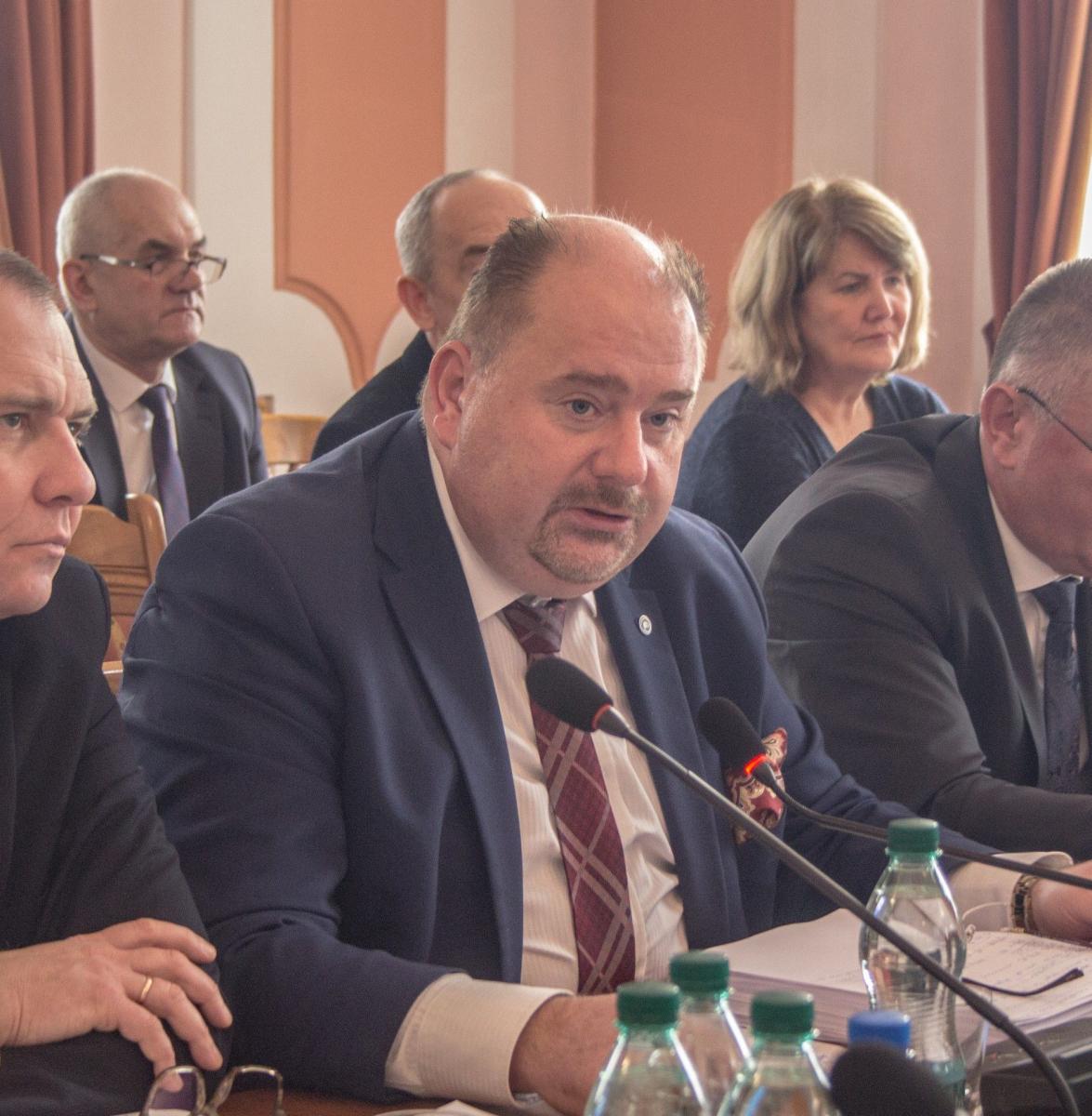 Zdjęcie ma wprawdzie charakter archiwalny, ale faktem jest, że burmistrz   Waldemar Paluch powrócił już do pracy po dłuższej przerwie, a podczas sesji w trybie on-line uwijał się jak w ukropie, by przekonać opozycję do zaproponowanego przez jego gabinet budżetu na 2021 rok.<br/>fot.Bartłomiej Pacek