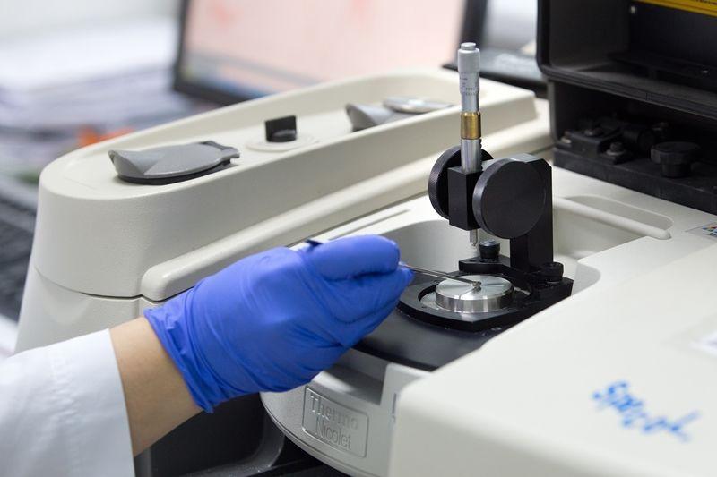 Przemyskie laboratorium wyposażone jest w nowoczesny sprzęt analityczny, obsługiwany przez doświadczonych fachowców. Jak pokazały wyniki – w 80 procentach przebadanych próbek stwierdzone zostały nieprawidłowości.<br/>fot.archiwum KAS