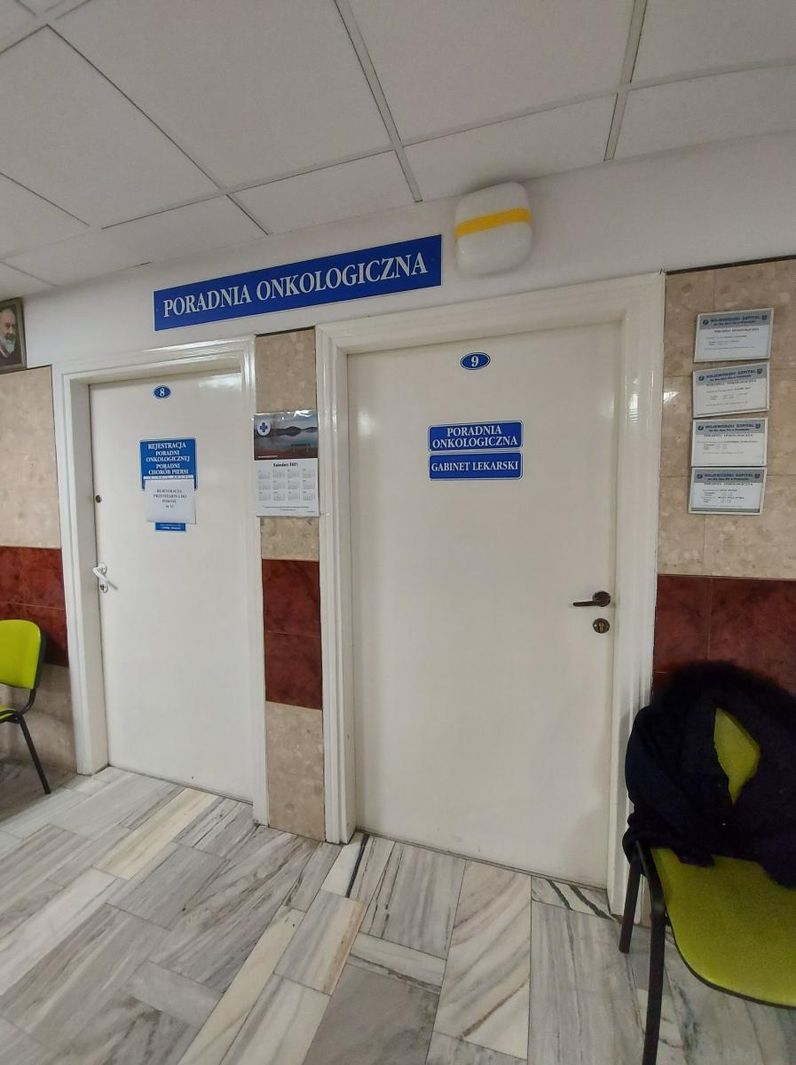 Szpital wyjaśnia, że problem gromadzenia się pacjentów w korytarzu poczekalni wynika ze specyfiki pracy poradni onkologicznej, znajdującej się w strukturach szpitala przy Monte Cassino.<br/>fot.bor 
