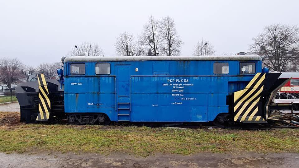Klejowy pług odśnieżny SDPM-2097 stoi na byłej kolejowej rampie przy ul. Mickiewicza w Przemyślu. Decyzją właściciela ma trafić do Rzeszowa. Problem w tym, że członkowie Stowarzyszenie linia 102 nie mają zamiaru go oddać. Zadeklarowali, że będą o niego walczyć!<br/>fot.ze zbiorów własnych