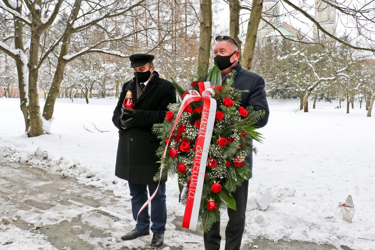 Międzynarodowy Dzień Pamięci o Ofiarach Holocaustu w tym roku obchodzono skromniej niż zwykle. Odbyło się kameralne spotkanie, złożono wieniec i zapalono znicz. <br/>fot.UM Jarosław