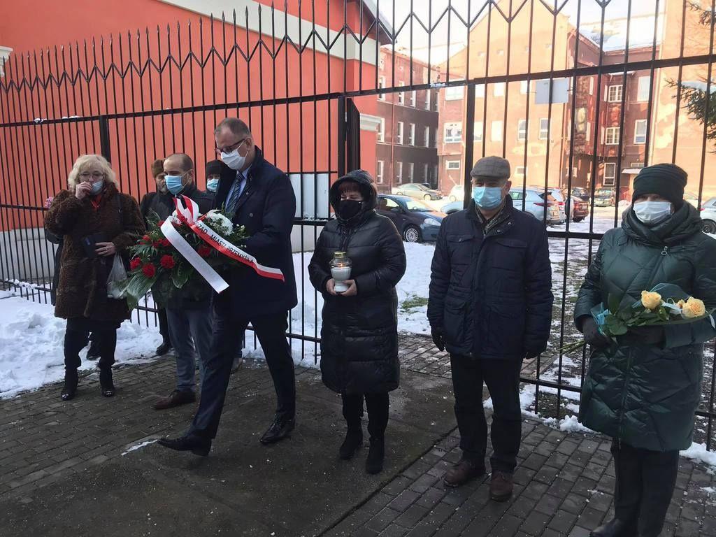 Przy ulicy Kopernika w Przemyślu znajduje się pamiątkowa tablica przypominająca o niewyobrażalnej zbrodni dokonanej przez hitlerowców w przemyskim getcie.Hołd ofiarom oddali m.in. prezydent miasta Wojciech Bakun oraz, przewodniczący Rady Miejskiej w Przemyślu Maciej Kamiński.<br/>fot.Janusz Łukasiew